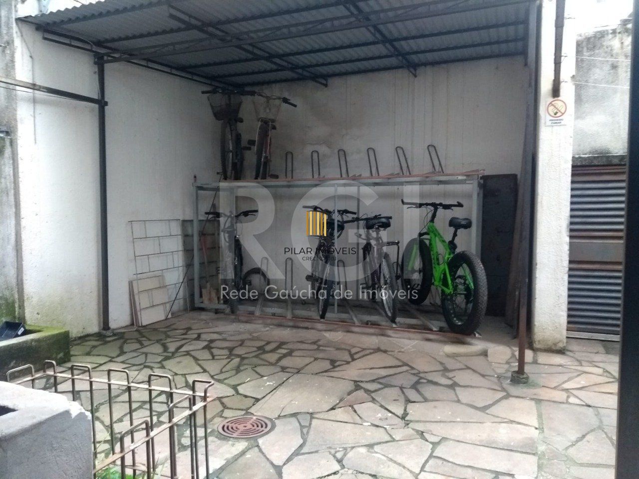 Apartamento JK  em andar alto no coração da Cidade Baixa