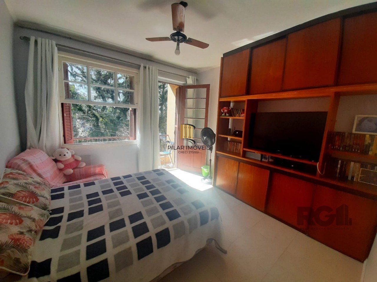 Apartamento 2 dormitórios, com dependência, de frente a fundos, com sacada, bair