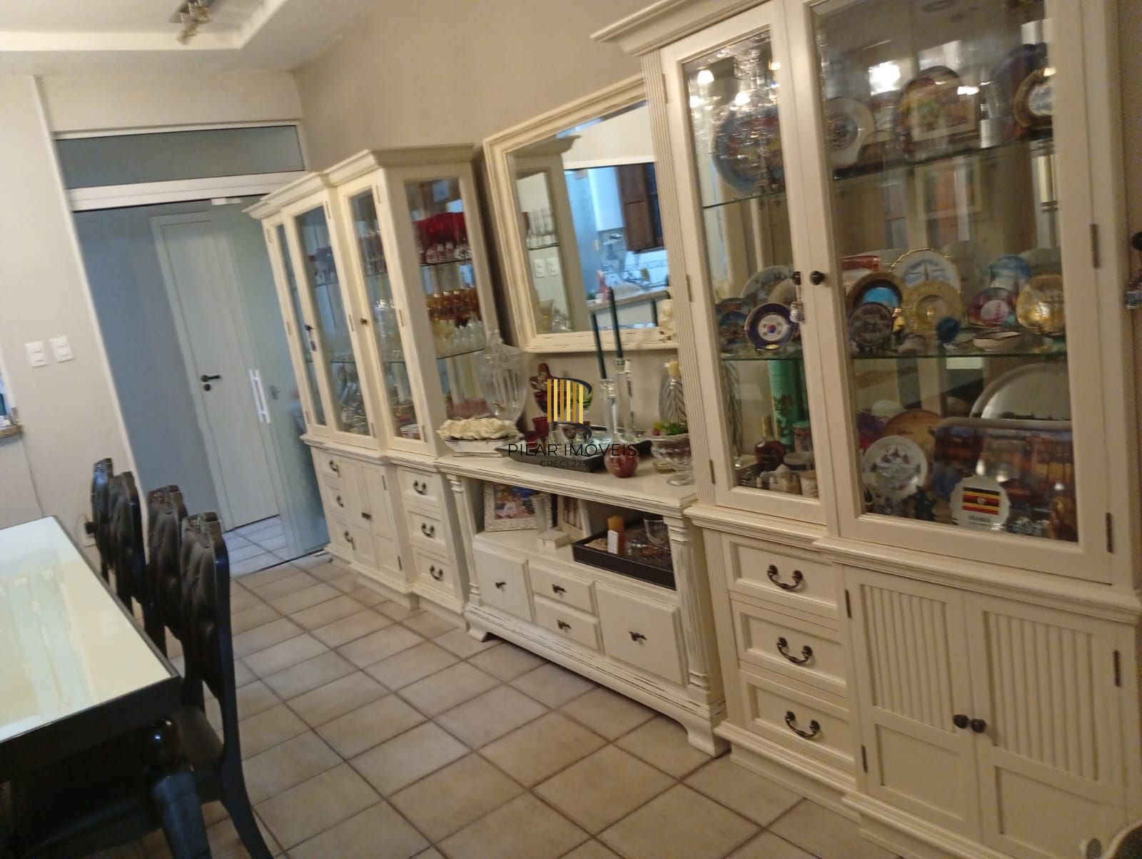 Casa com 5 quartos , 7 banheiros e pátio!