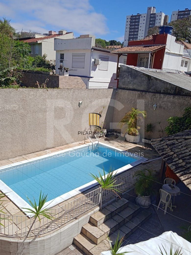Casa para Venda - 750m², 6 dormitórios, sendo 3 suites, 4 vagas - Partenon