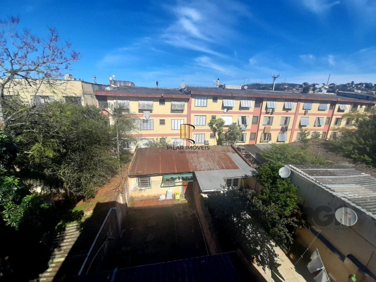 Apartamento 2 dormitórios, com dependência, de frente a fundos, com sacada, bair