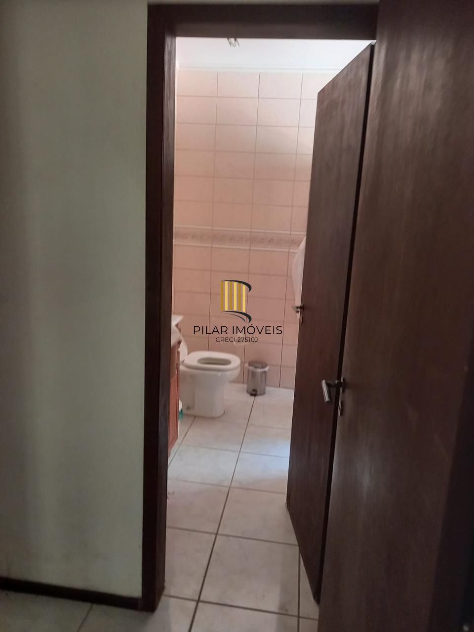 Casa residencial com 4 quartos, 3 banheiros e 1 suíte.