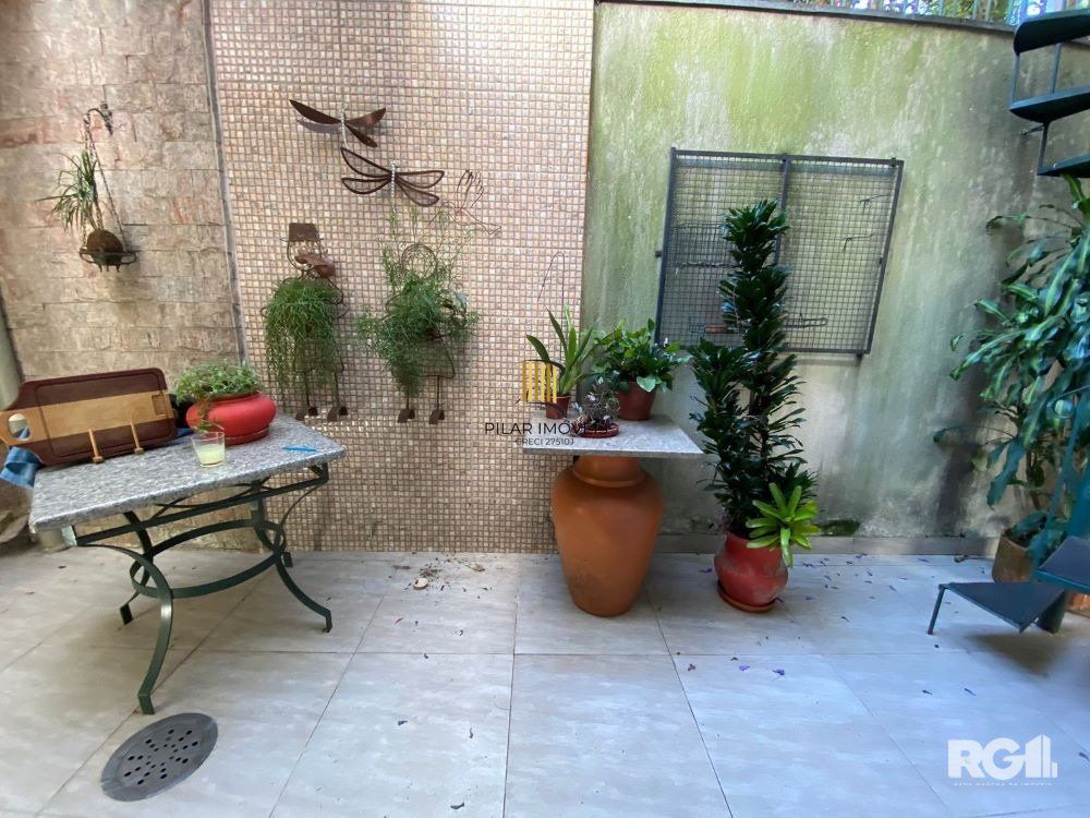 CASA AMPLA 3 DORMITÓRIOS NO ANDAR SUPERIOR NA CIDADE BAIXA .