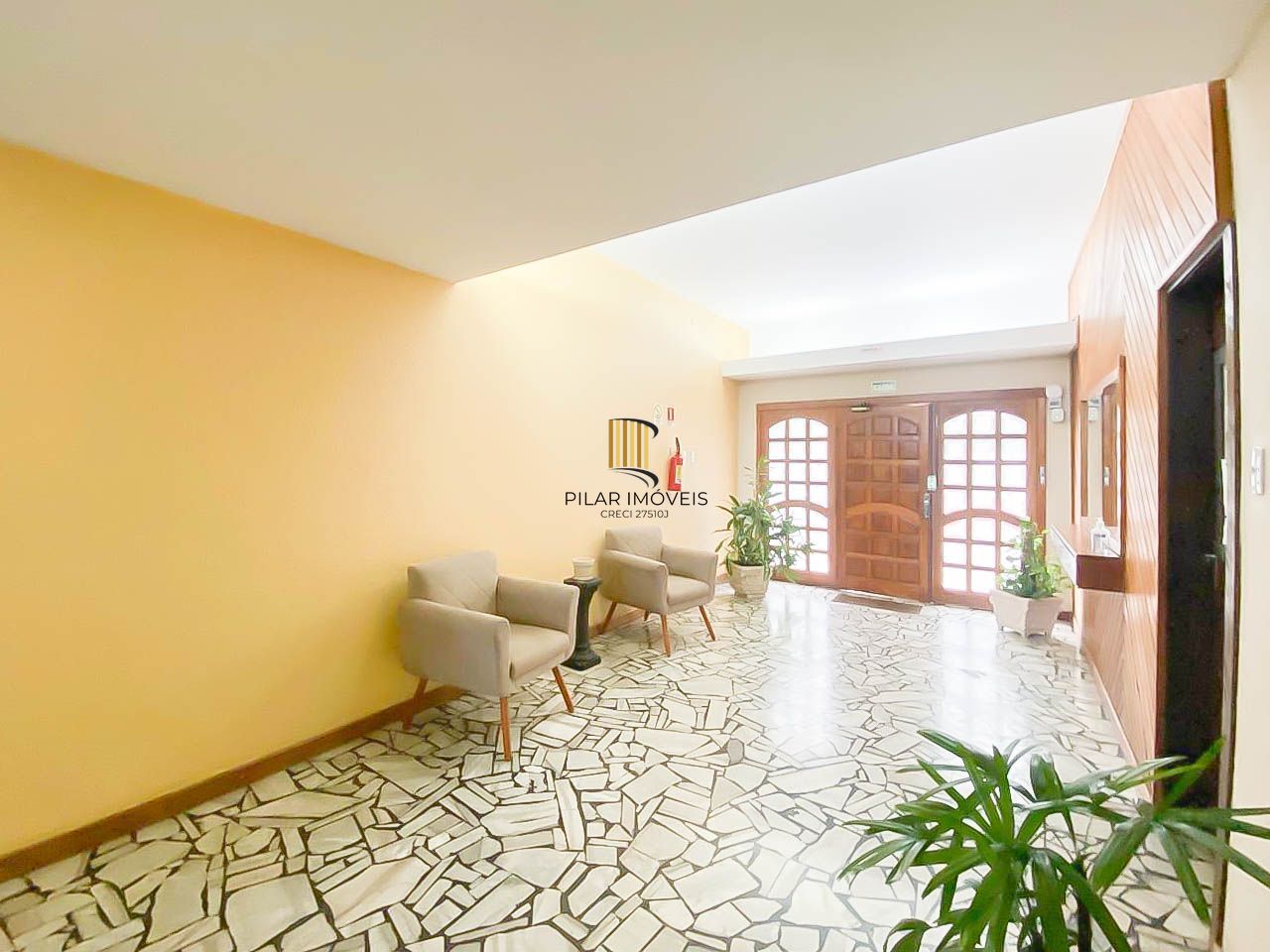 Duplex à venda no Rio Branco com 2 dormitórios, salão privativo e 2 vagas