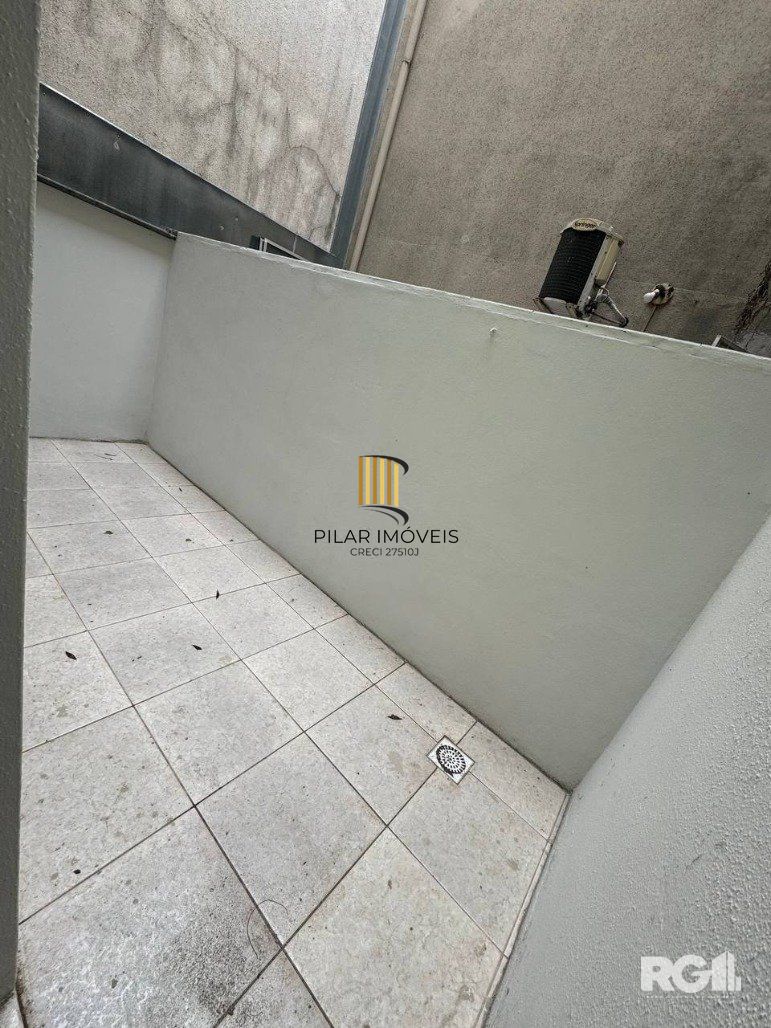Apartamento GARDEN com dois pátios  privativos,  1 dormitório, sala, cozinha, 1 banheiro   na Av. Getúlio Vargas