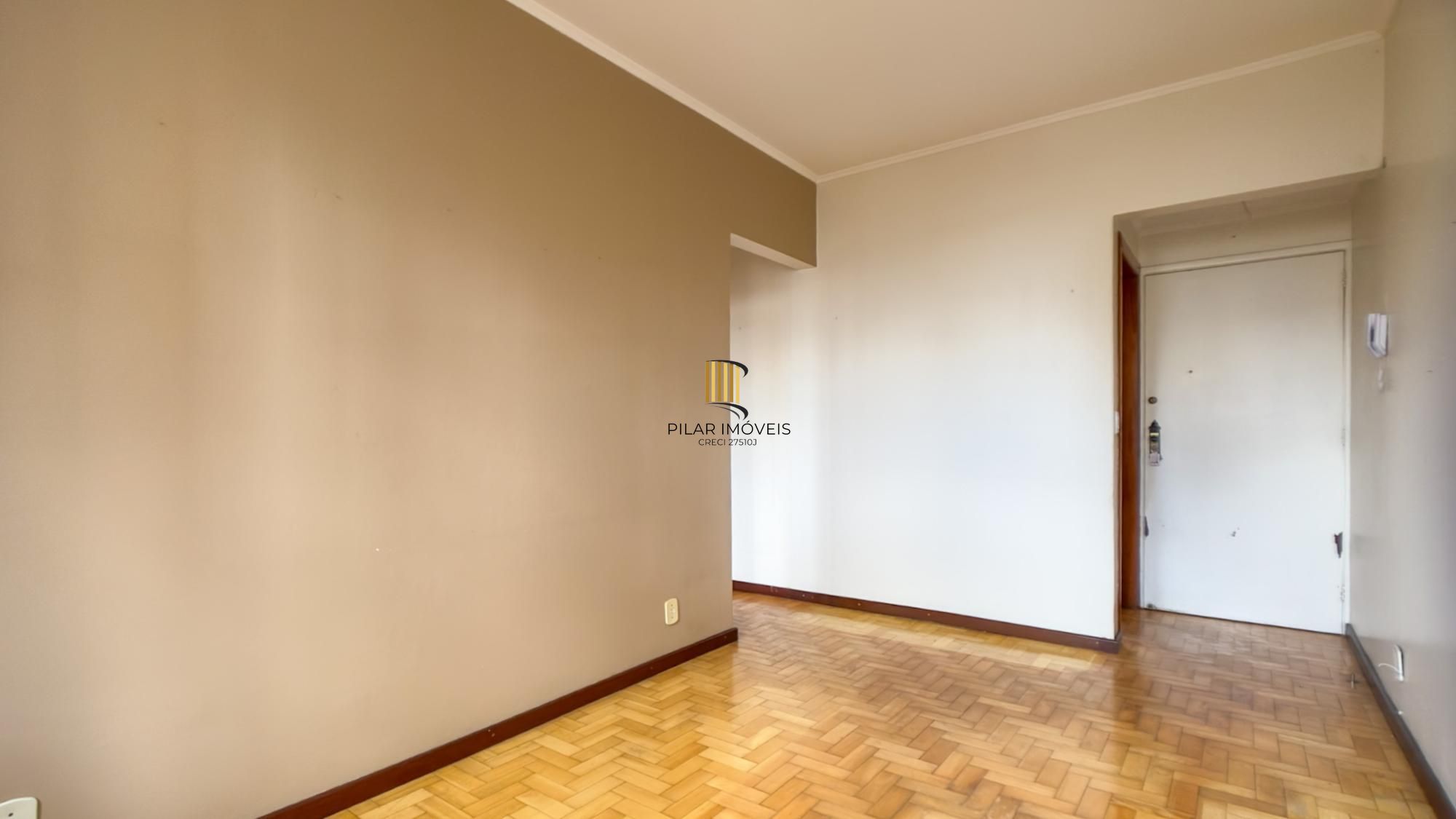 Apartamento no Centro Histórico de Porto Alegre – 2 dormitórios e 2 banheiros, dependência e elevador.