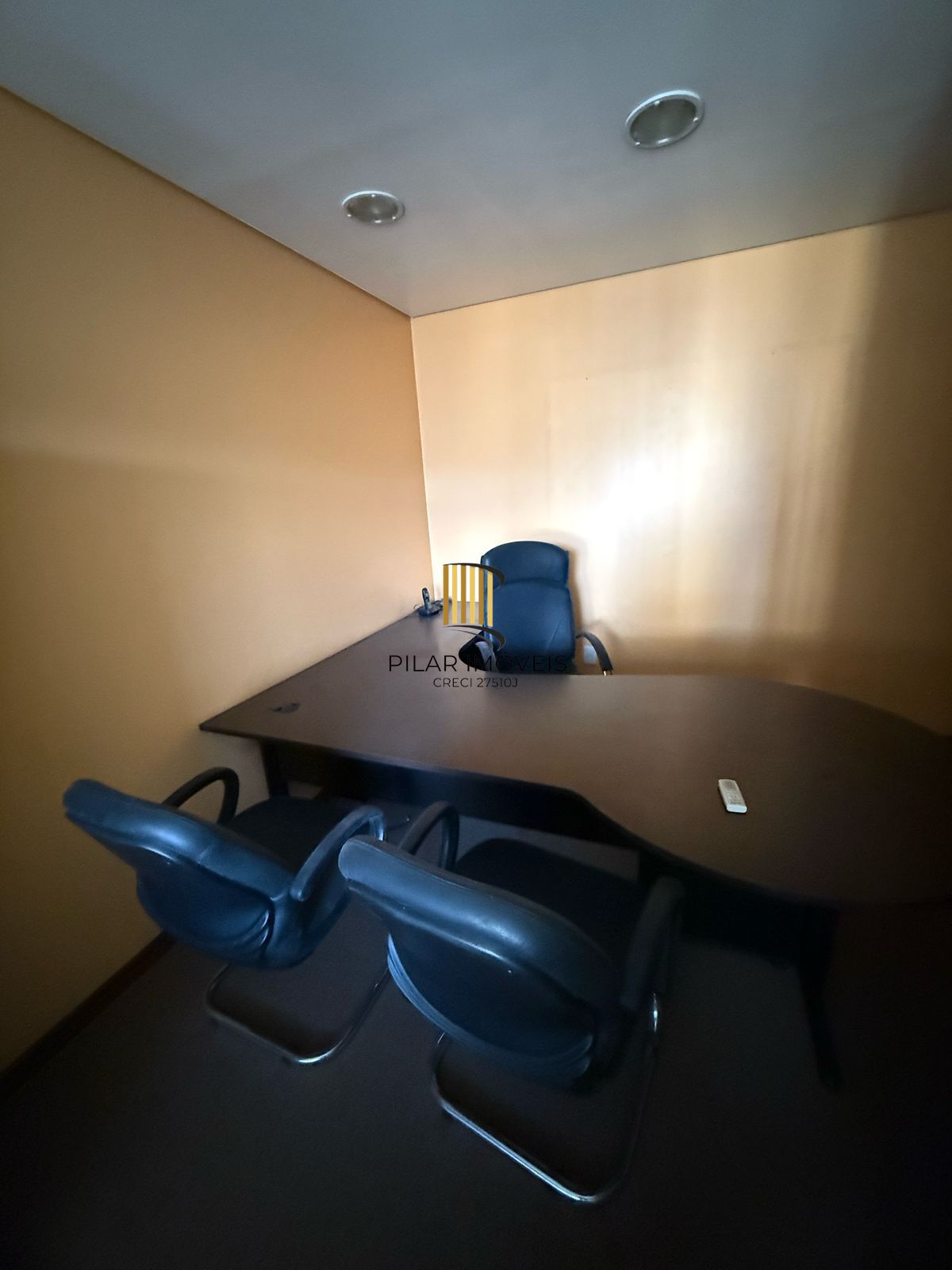 Sala comercial duplex com 71m², 2 banheiros e mobiliada na Cidade Baixa
