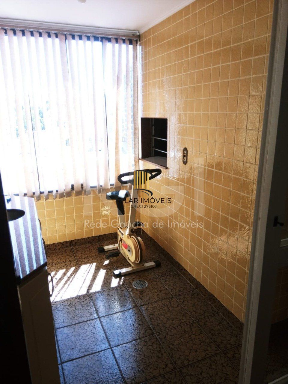 Apartamento desocupado, 2 quartos, andar alto, garagem  na Cidade Baixa.