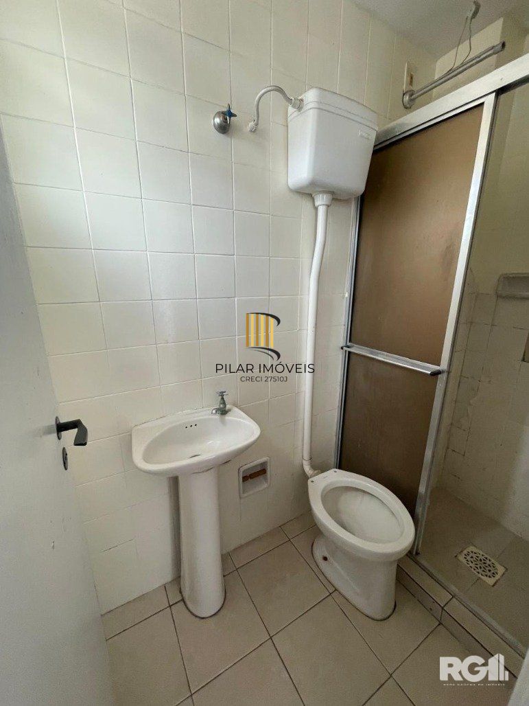 Apartamento de 2 dormitórios sendo um com sacada e garagem para 2 carros.