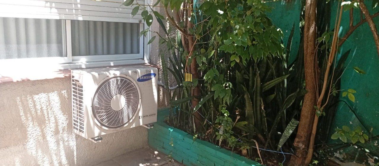 Apartamento 2 dormitórios , terreno elevado, lateral, bairro cidade baixa- Porto