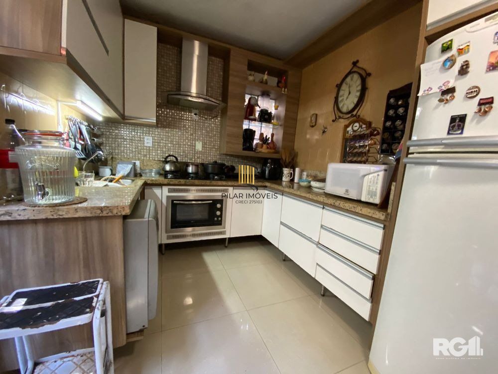 CASA AMPLA 3 DORMITÓRIOS NO ANDAR SUPERIOR NA CIDADE BAIXA .