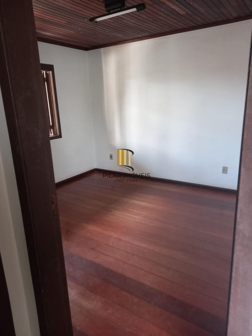 Casa residencial com 4 quartos, 3 banheiros e 1 suíte.