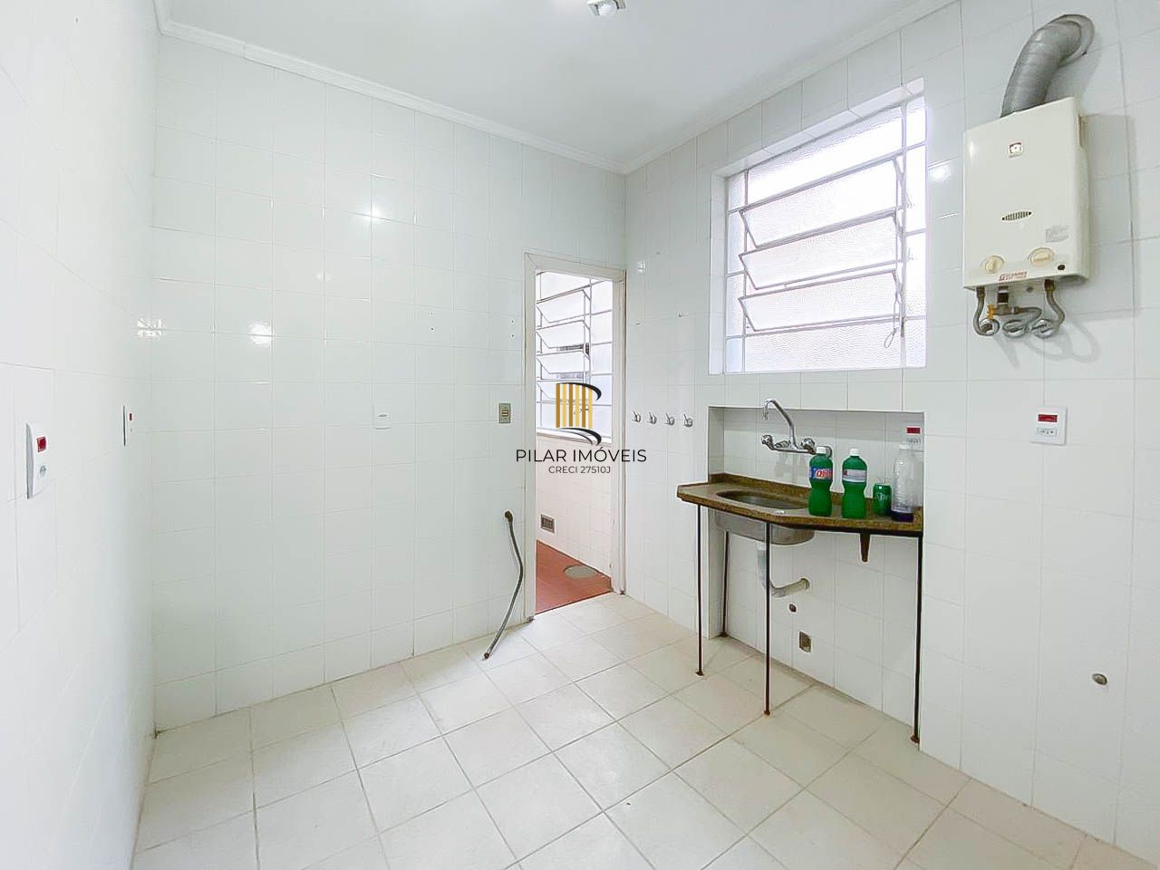 Apartamento amplo de 3 dormitórios, ensolarado, com portaria 24h próximo à UFRGS