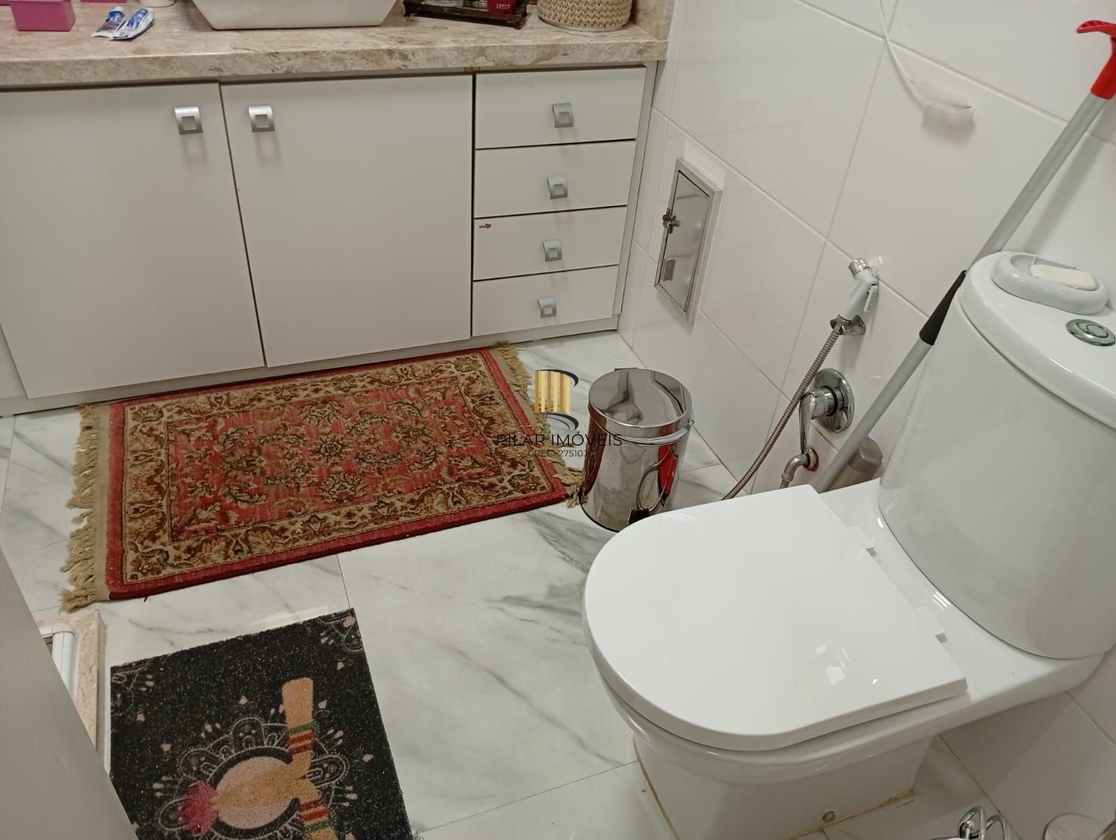 Casa com 5 quartos , 7 banheiros e pátio!