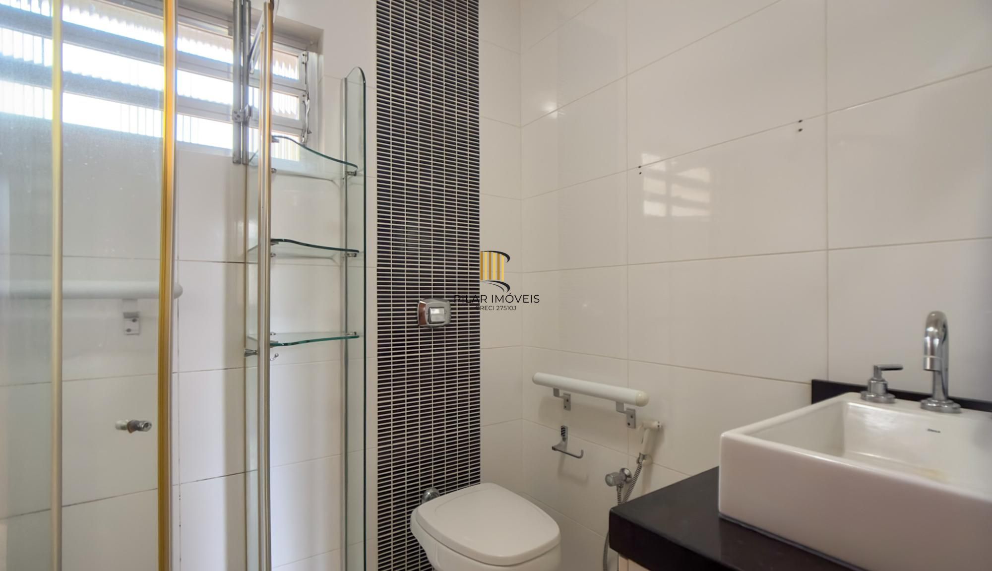 Apartamento no Centro Histórico de Porto Alegre – 2 dormitórios e 2 banheiros, dependência e elevador.