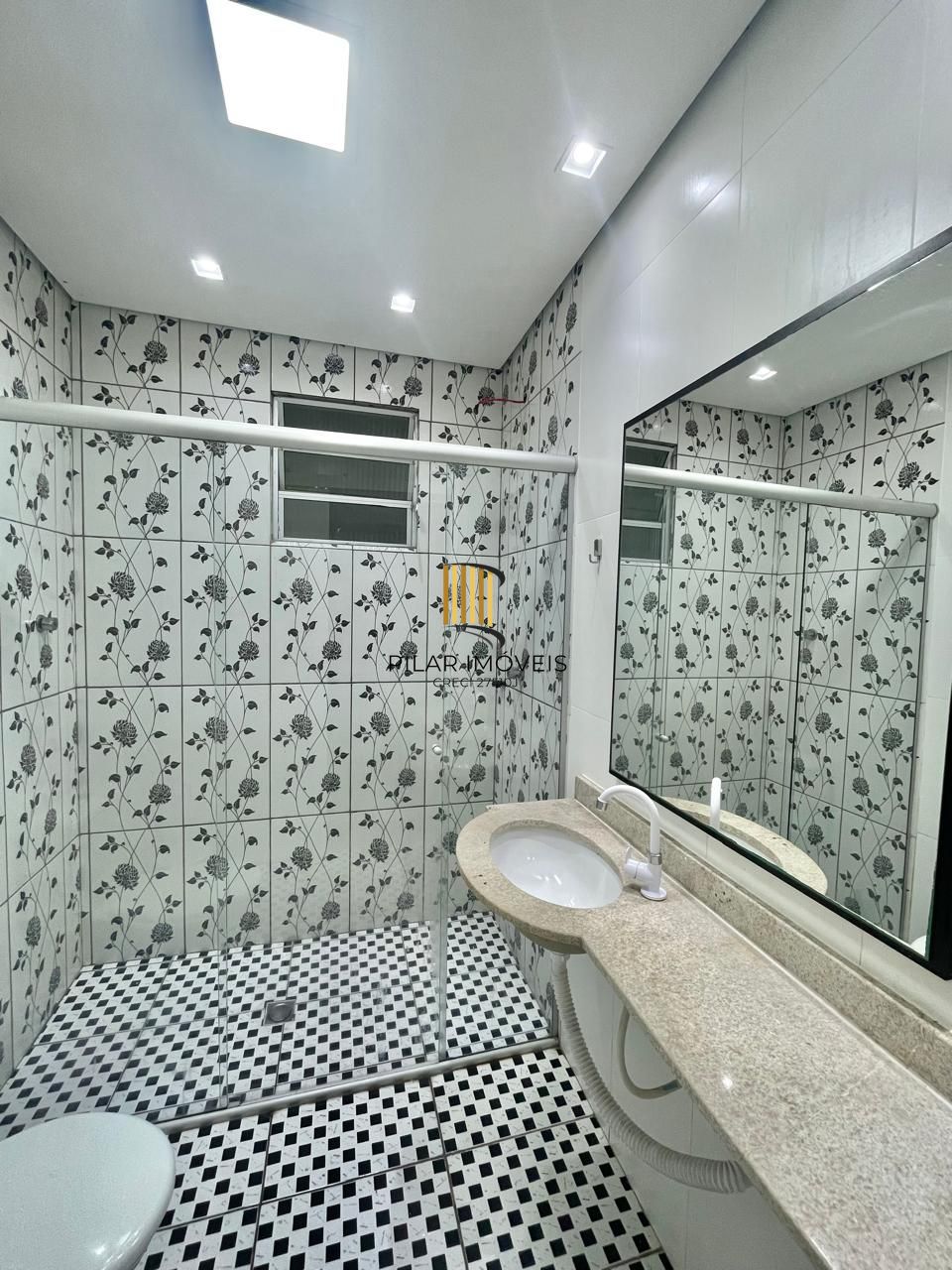 Parte da área externa que possui uma cobertura, após a venda, deve voltar a forma original, sem cobertura. Apartamento estilo garden com área externa privativa, 02 quartos com ventilador de teto, livi