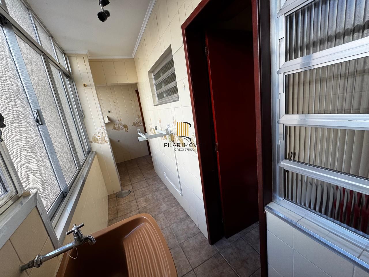 Apartamento no Centro Histórico de Porto Alegre – 2 dormitórios e 2 banheiros, dependência e elevador.