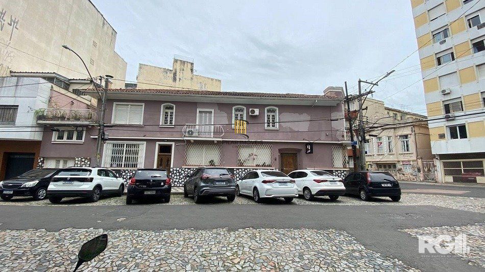CASA A VENDA, AMPLA NA COMENDADOR BATISTA!