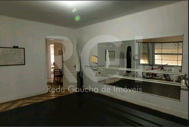 Casa para Venda - 210m², 4 quartos, sendo 1 suites, 4 vagas - Petrópolis
