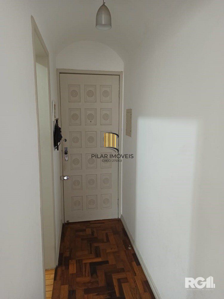 Apartamento à venda na Cidade Baixa – 2 dormitórios, de frente, com sacada integrada – Somente para investidor.