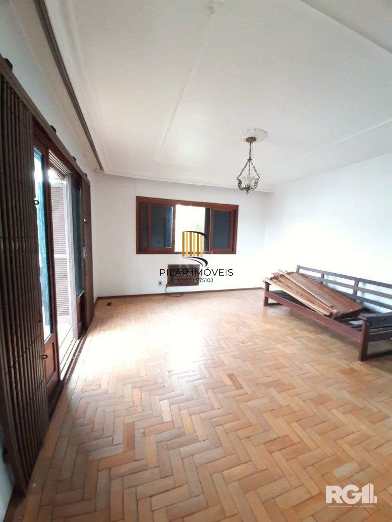 Casa com 351,60m2 de área construída em propriedade de 743m2 no Bairro Jardim Carvalho.