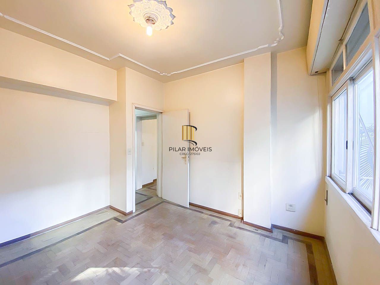 Apartamento amplo de 3 dormitórios, ensolarado, com portaria 24h próximo à UFRGS