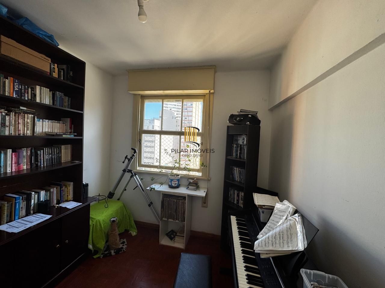 Apartamento de 2 dormitórios, fundos, andar alto.