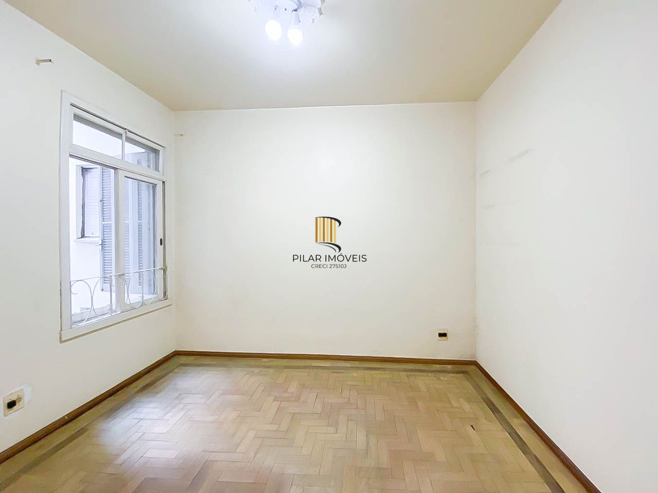 Apartamento amplo de 3 dormitórios, ensolarado, com portaria 24h próximo à UFRGS