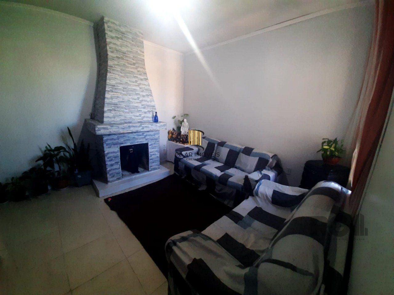 Apartamento 2 dormitórios, com dependência, de frente a fundos, com sacada, bair