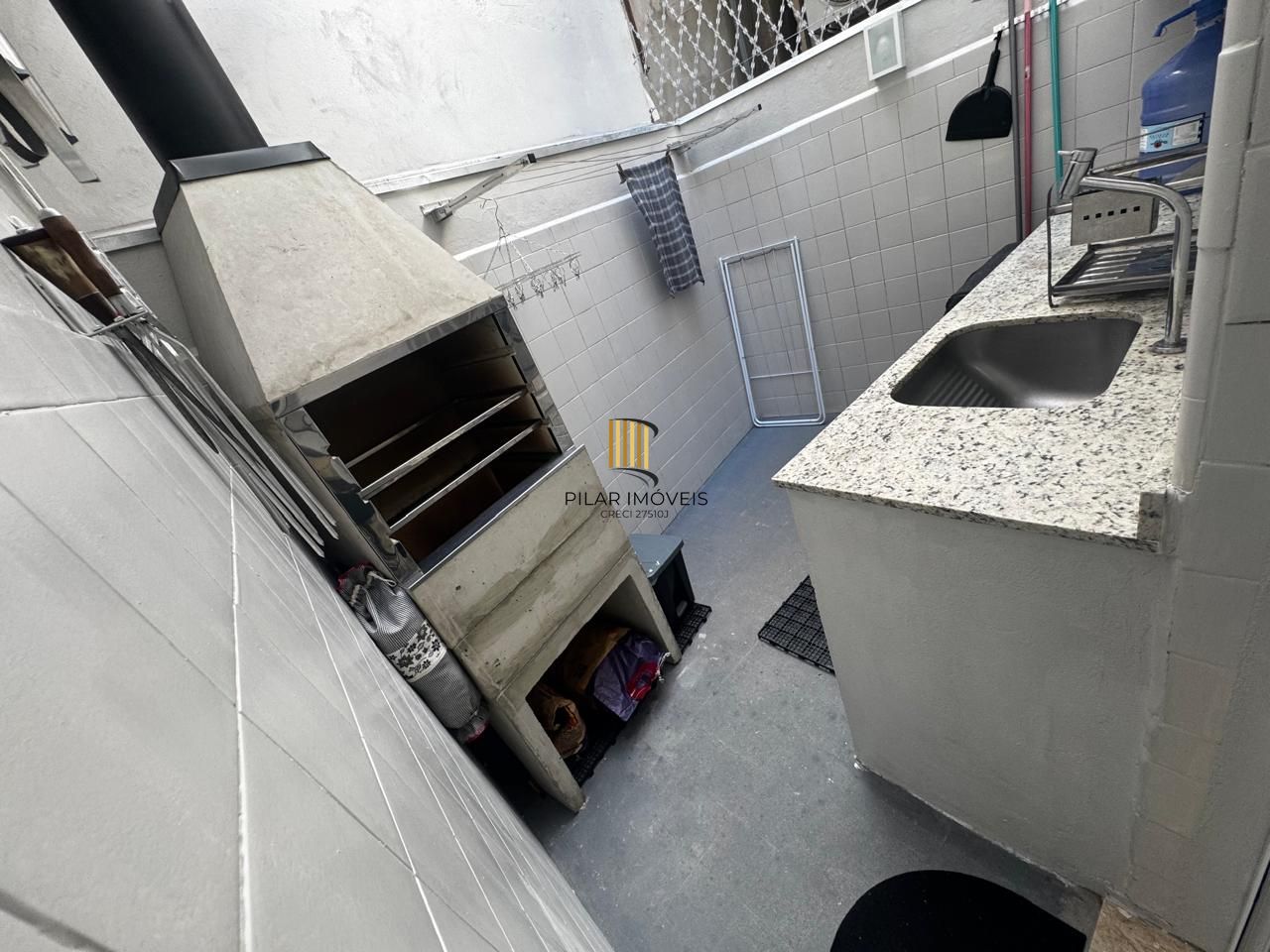 Apartamento de 2 Dormitórios totalmente reformado com churrasqueira