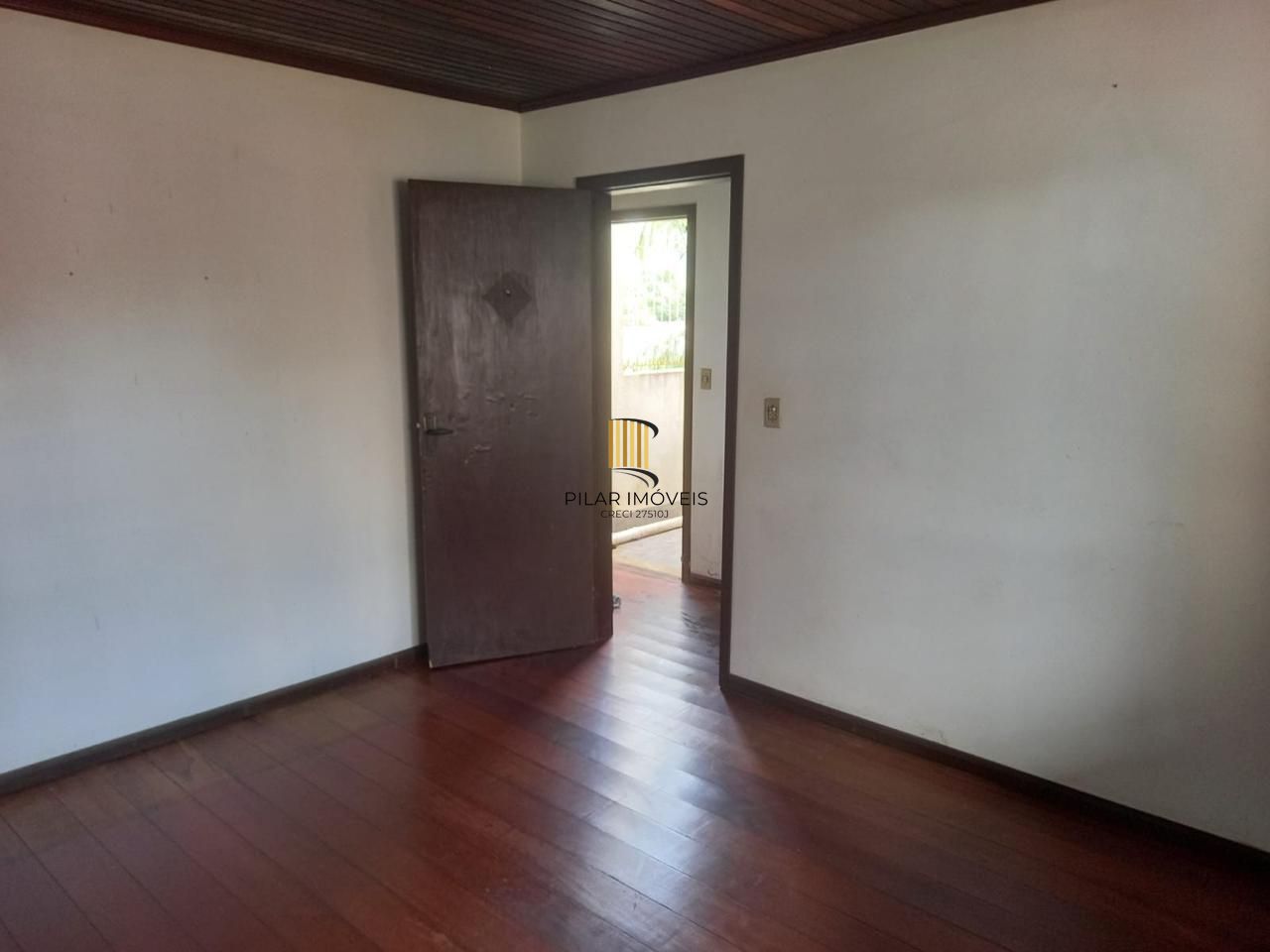 Casa residencial com 4 quartos, 3 banheiros e 1 suíte.