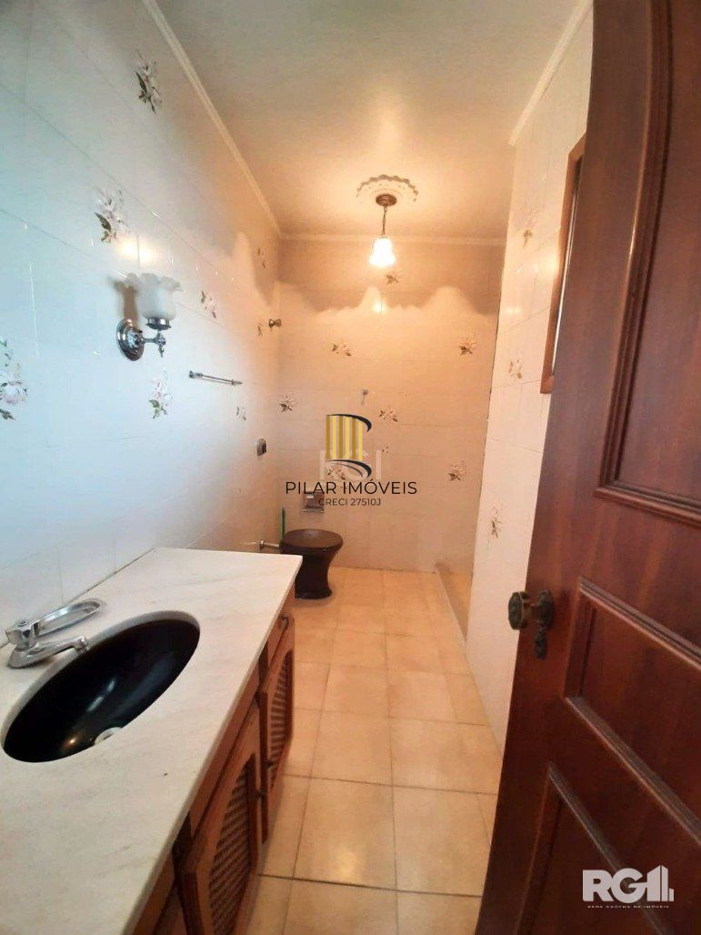 Casa com 351,60m2 de área construída em propriedade de 743m2 no Bairro Jardim Carvalho.
