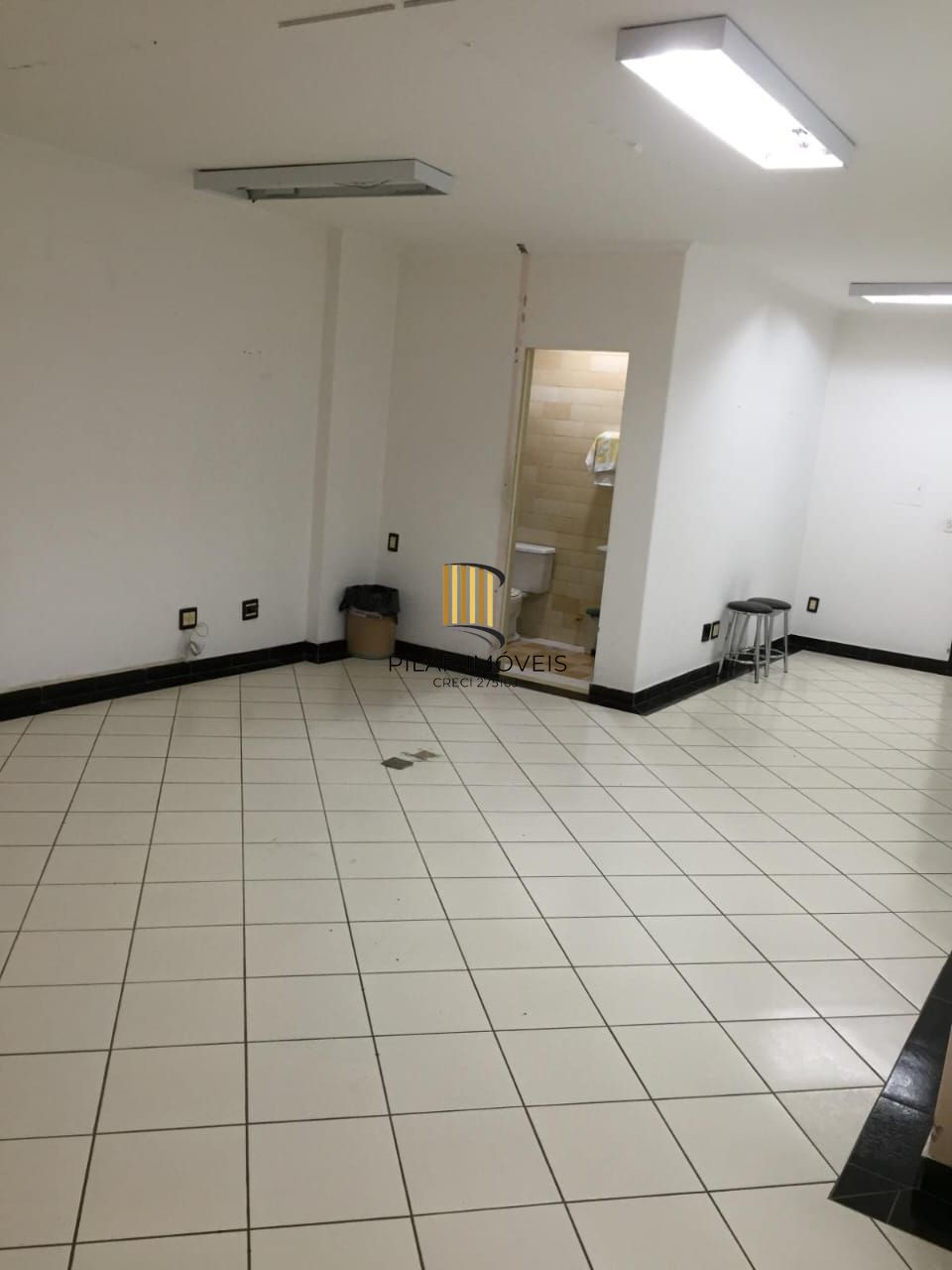 Sala Comercial 52m² na Praça 15 de Novembro — Elevador e Portaria