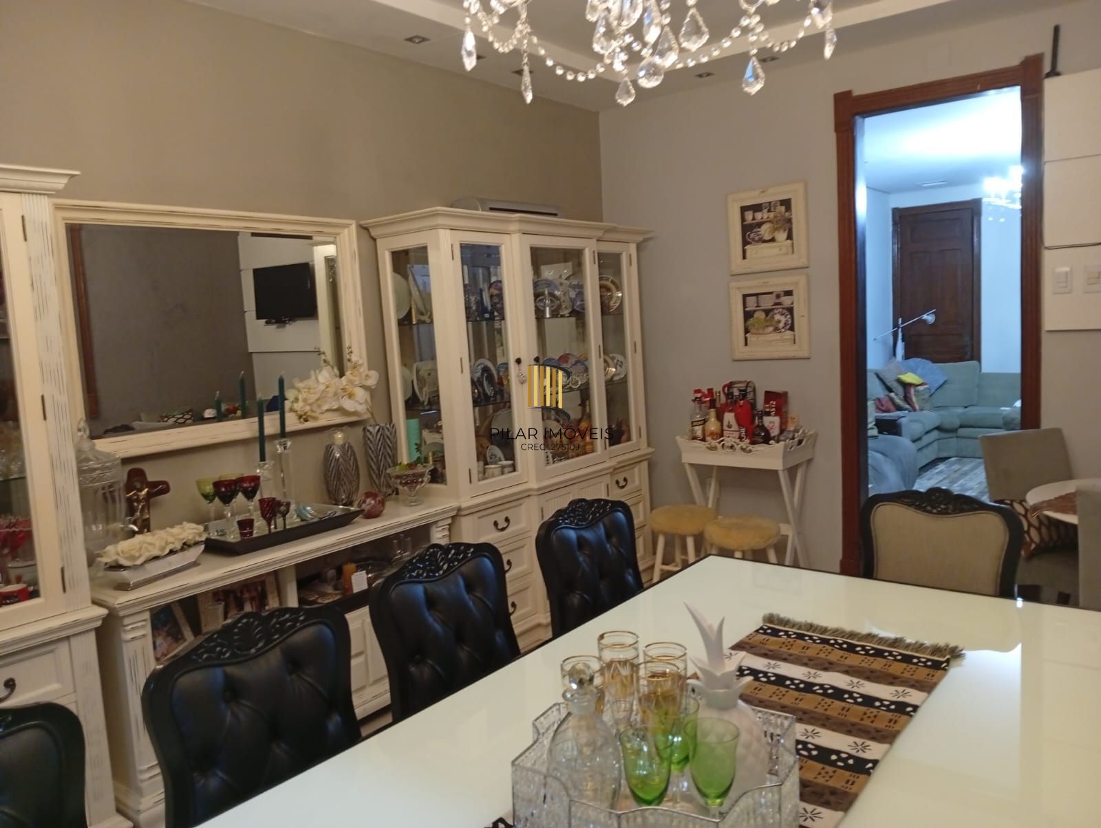 Casa com 5 quartos , 7 banheiros e pátio!