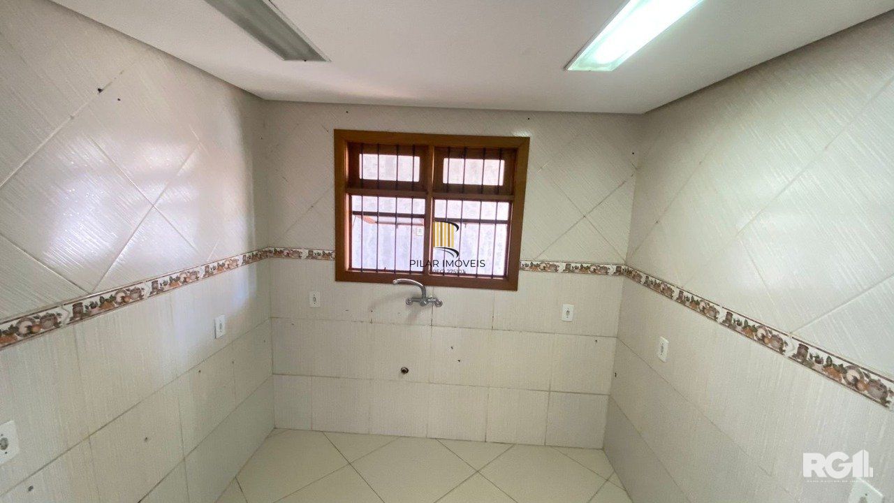 Casa à venda na Rua Martinho Lutero, localizada no bairro Harmonia em Canoas, RS.