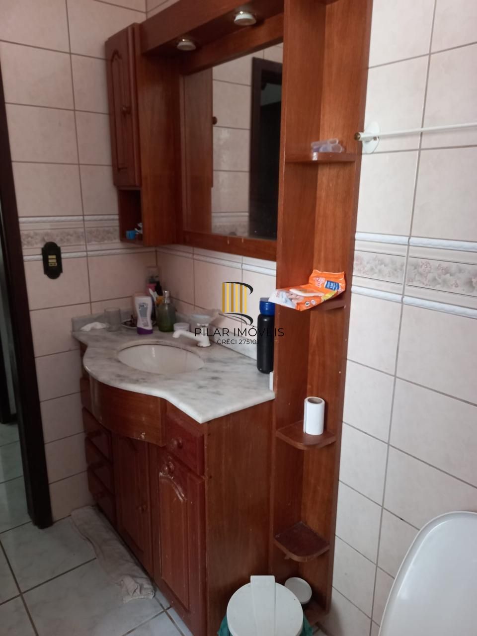 Casa residencial com 4 quartos, 3 banheiros e 1 suíte.