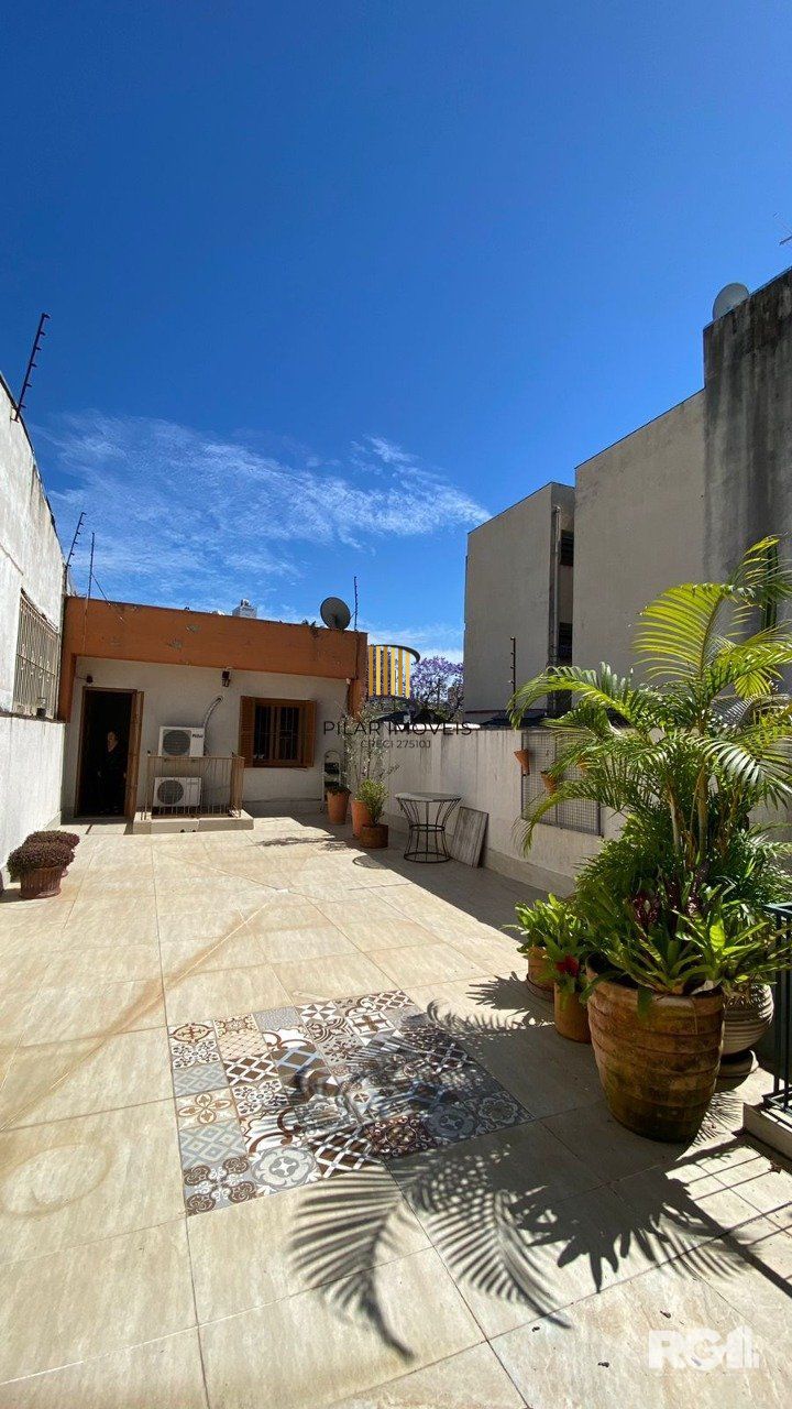 CASA AMPLA 3 DORMITÓRIOS NO ANDAR SUPERIOR NA CIDADE BAIXA .