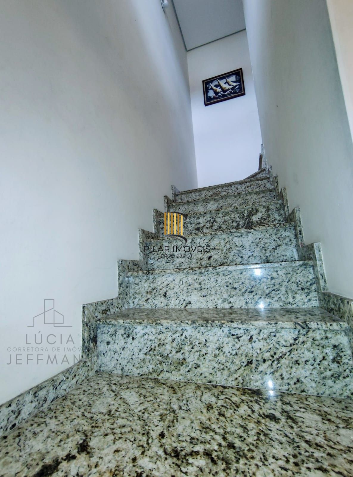 Casa em condomínio semi-mobiliada, desocupada e pronta para morar!