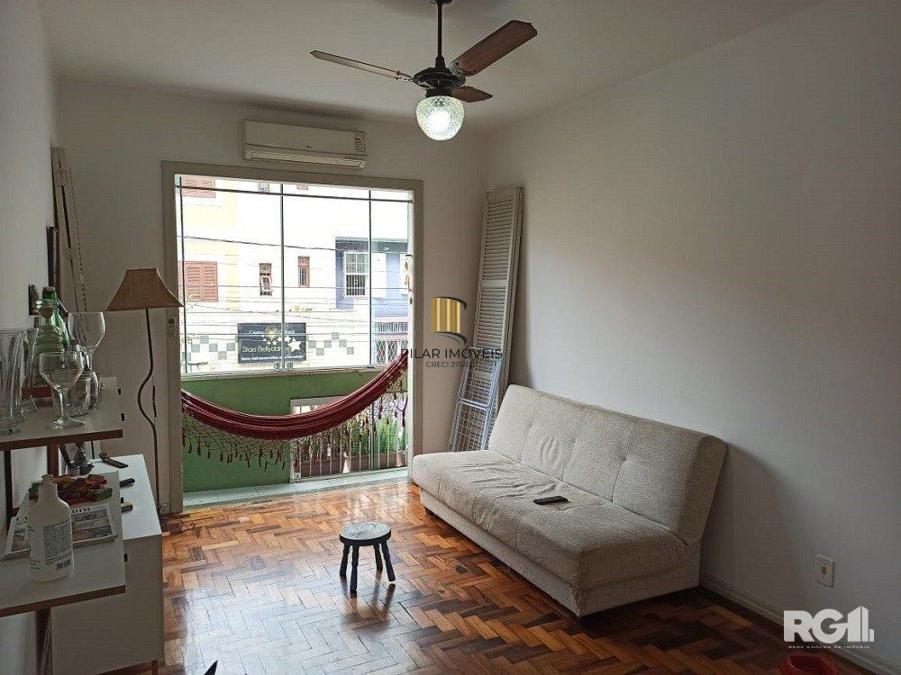 Apartamento à venda na Cidade Baixa – 2 dormitórios, de frente, com sacada integrada – Somente para investidor.