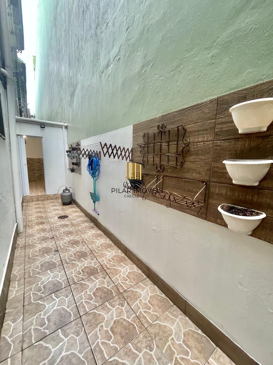 Parte da área externa que possui uma cobertura, após a venda, deve voltar a forma original, sem cobertura. Apartamento estilo garden com área externa privativa, 02 quartos com ventilador de teto, livi