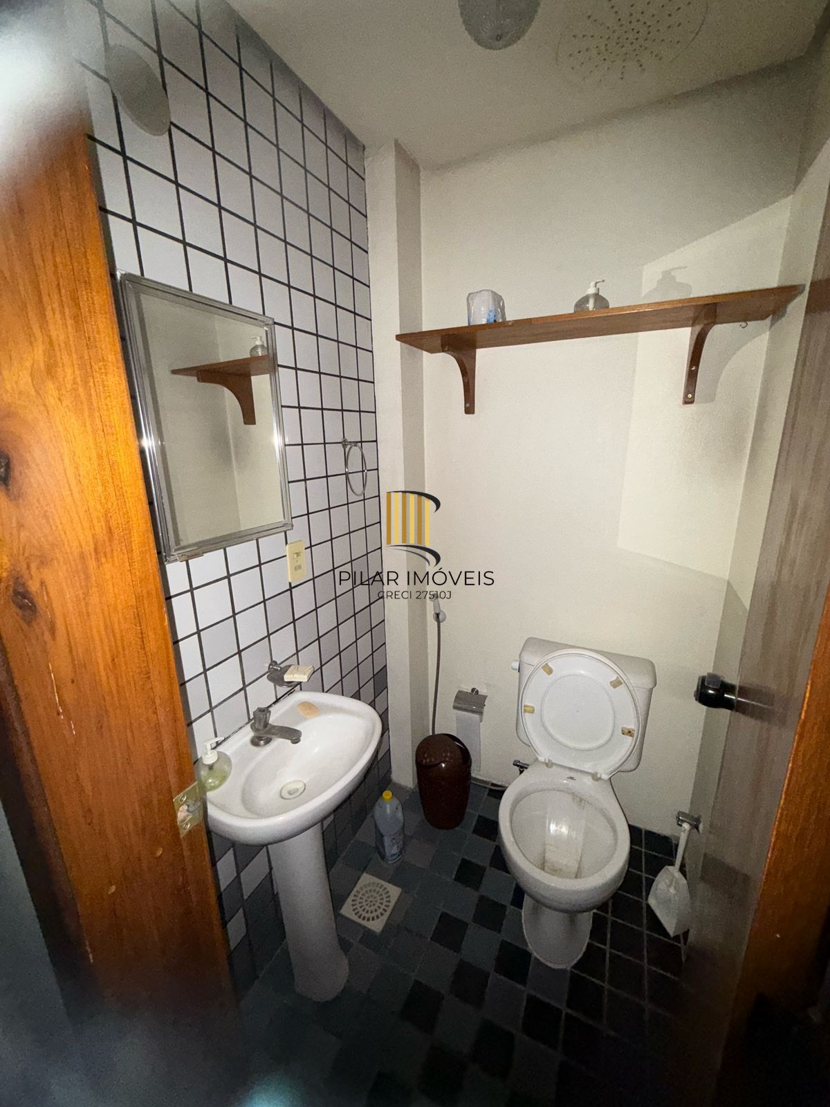 Sala comercial duplex com 71m², 2 banheiros e mobiliada na Cidade Baixa