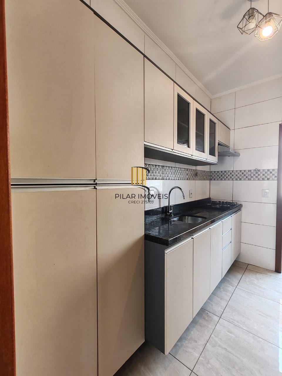Apartamento Reformado de 2 Dormitórios com Sacada no Menino Deus, Porto Alegre