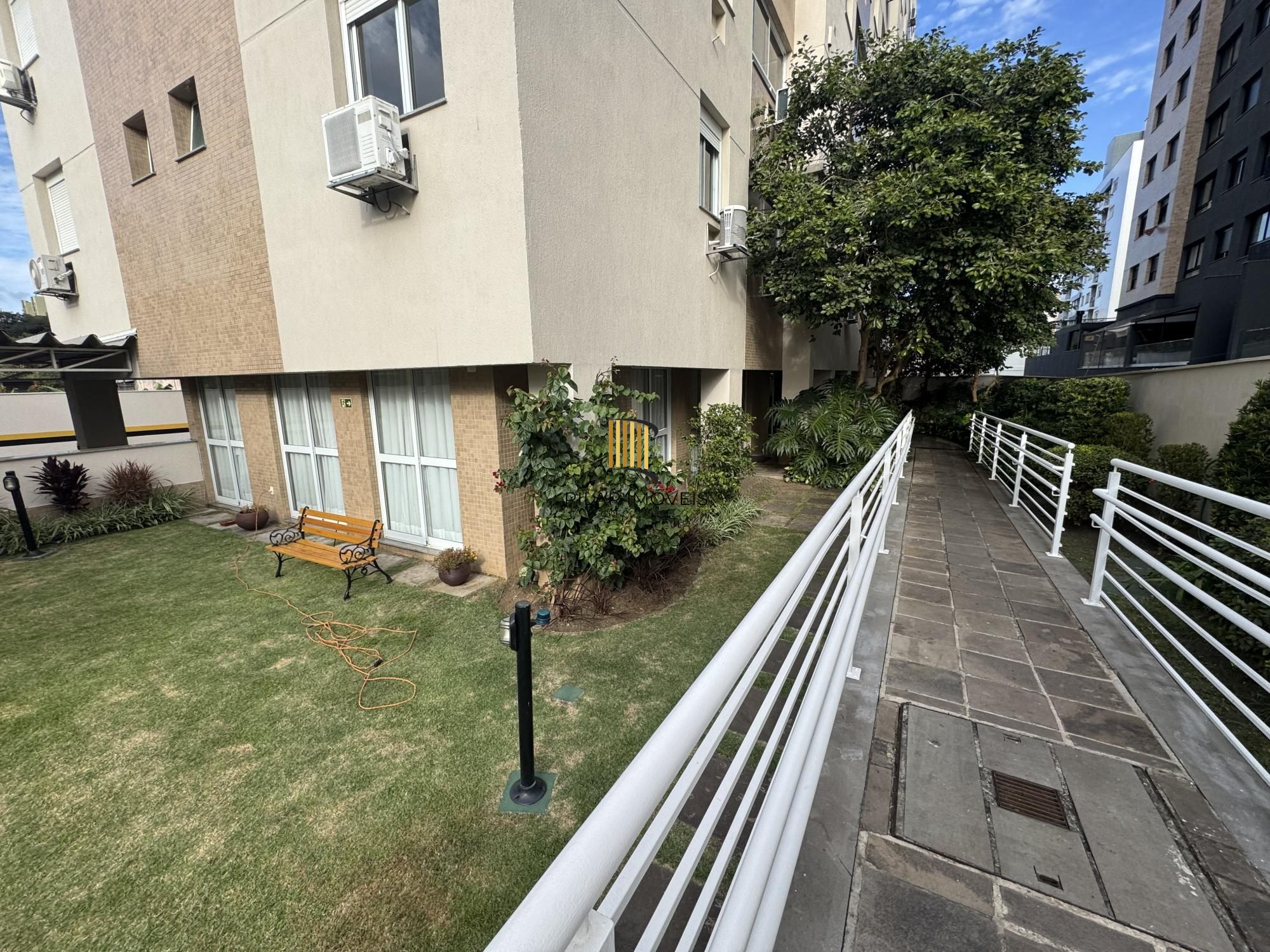 Apartamento em andar alto, posição solar norte/nascente, com excelente iluminação e ventilação natural.
