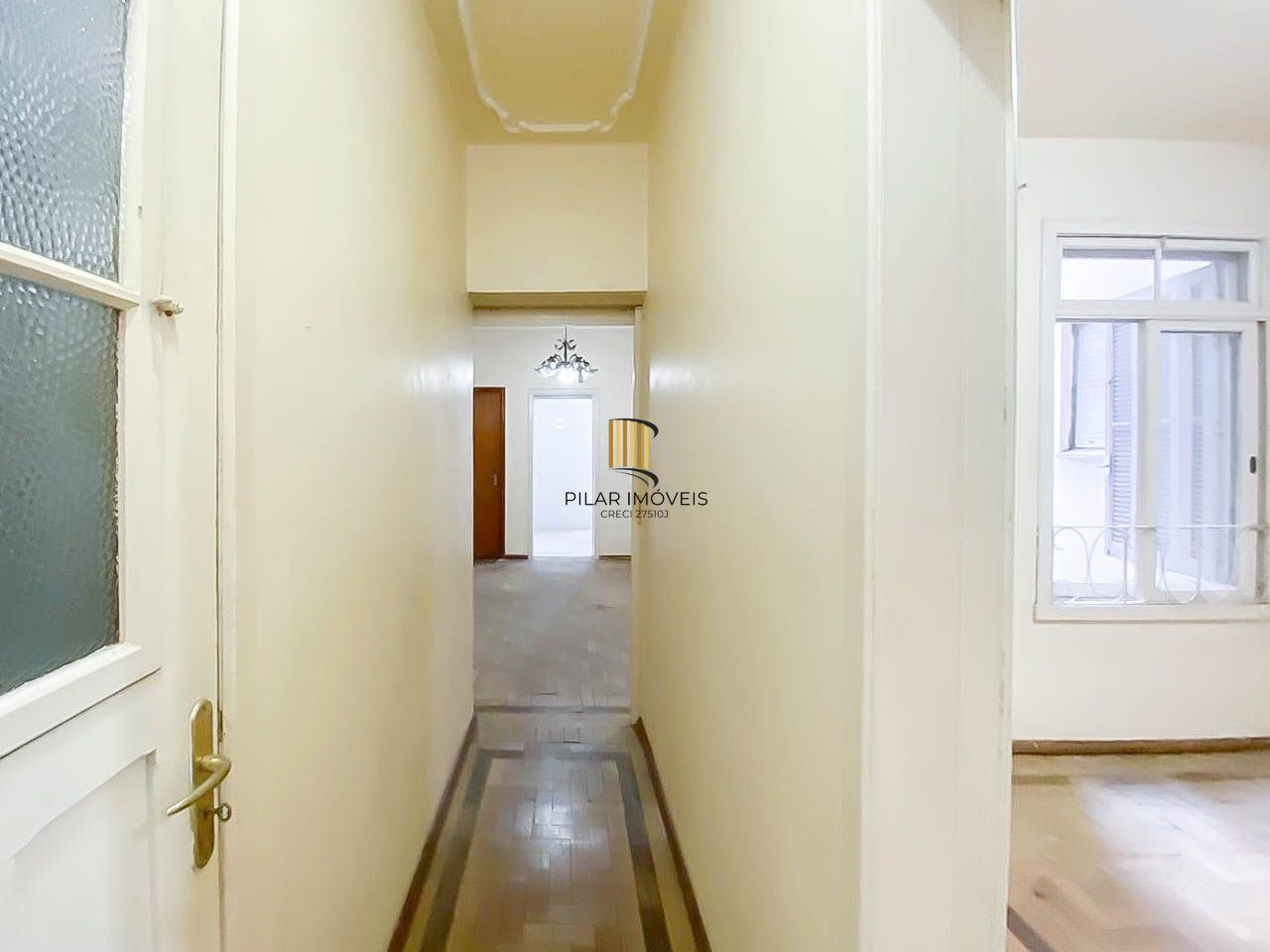 Apartamento amplo de 3 dormitórios, ensolarado, com portaria 24h próximo à UFRGS