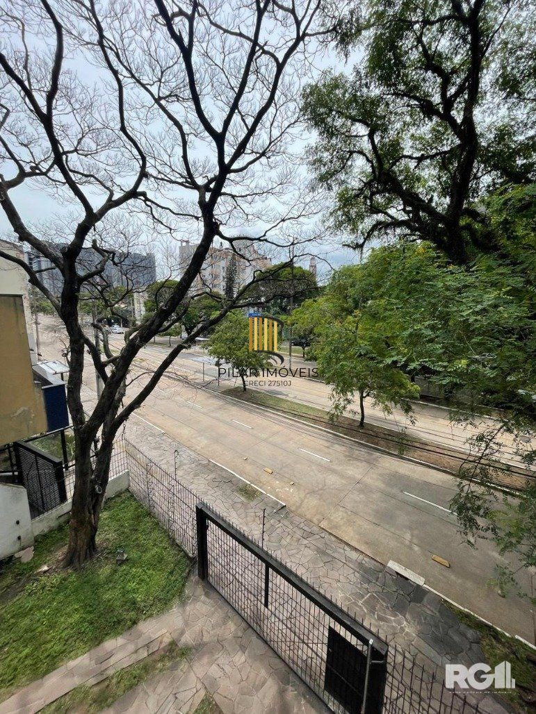 Apartamento de 2 dormitórios sendo um com sacada e garagem para 2 carros.