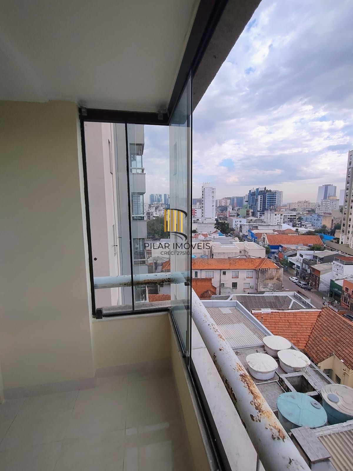 Apartamento 2 quartos, sacada com churrasqueira e  garagem no bairro Cidade Baix