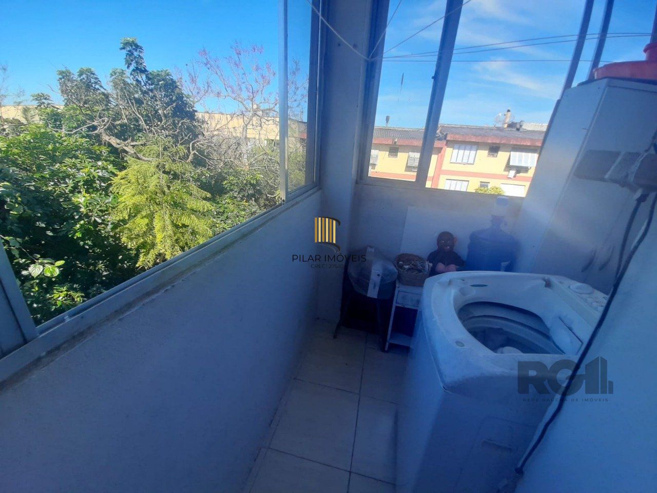 Apartamento 2 dormitórios, com dependência, de frente a fundos, com sacada, bair