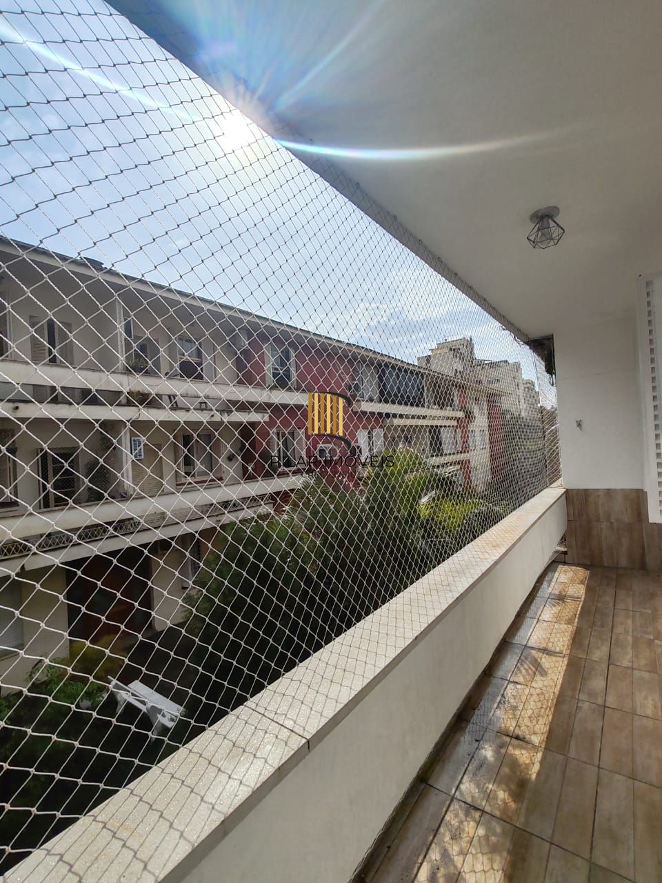 Apartamento Reformado de 2 Dormitórios com Sacada no Menino Deus, Porto Alegre