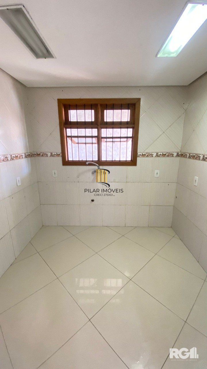 Casa à venda na Rua Martinho Lutero, localizada no bairro Harmonia em Canoas, RS.