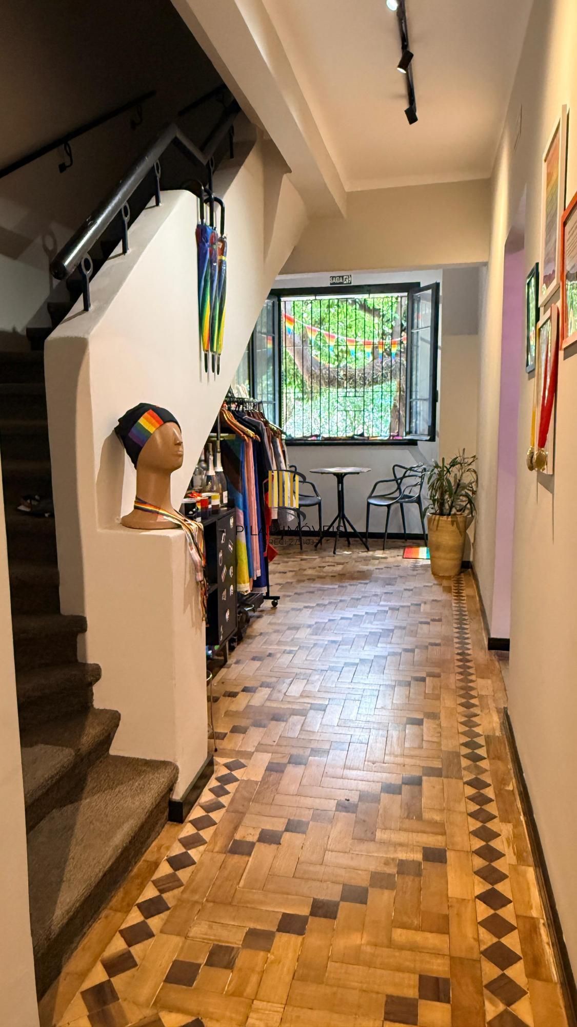 Prédio na Andre da Rocha com garagem